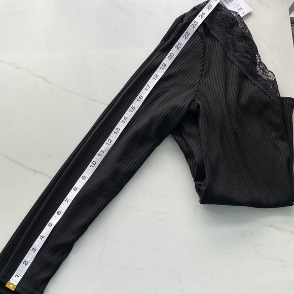 Black long sleeve tight top w lace - Picture 3 of 4